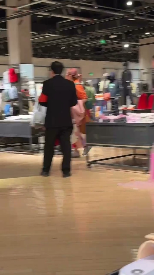 北京大兴荟聚耐克xxn套现失败现场脱衣撒泼