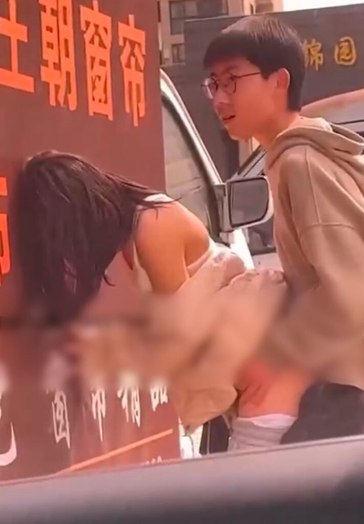 温州永豪锦园停车场情侣野战光天化日之下就开做