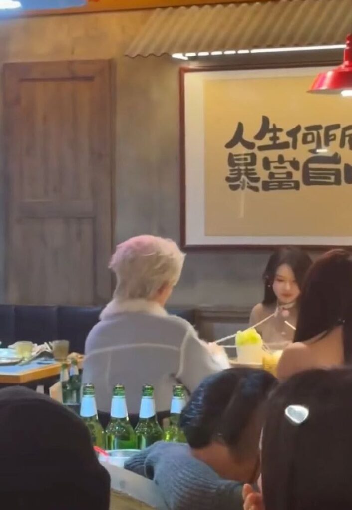 主人的任务新年版网传两名身着清凉女子被拉着狗链出入餐厅