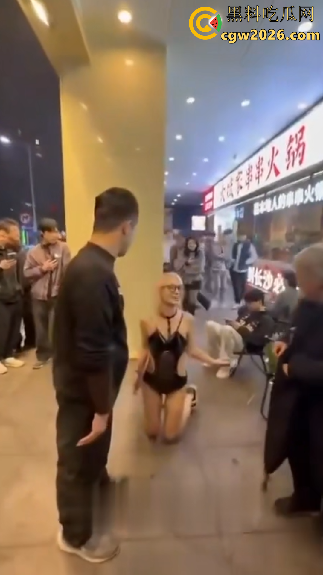 全网爆火长沙解放西街头当街吃鸡巴事件!是黄毛精神小妹还是男的TS伪娘?