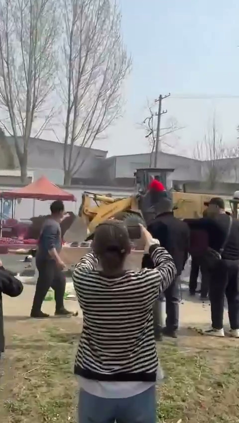 北京房山大集突发恶性事件失控铲车冲撞集市