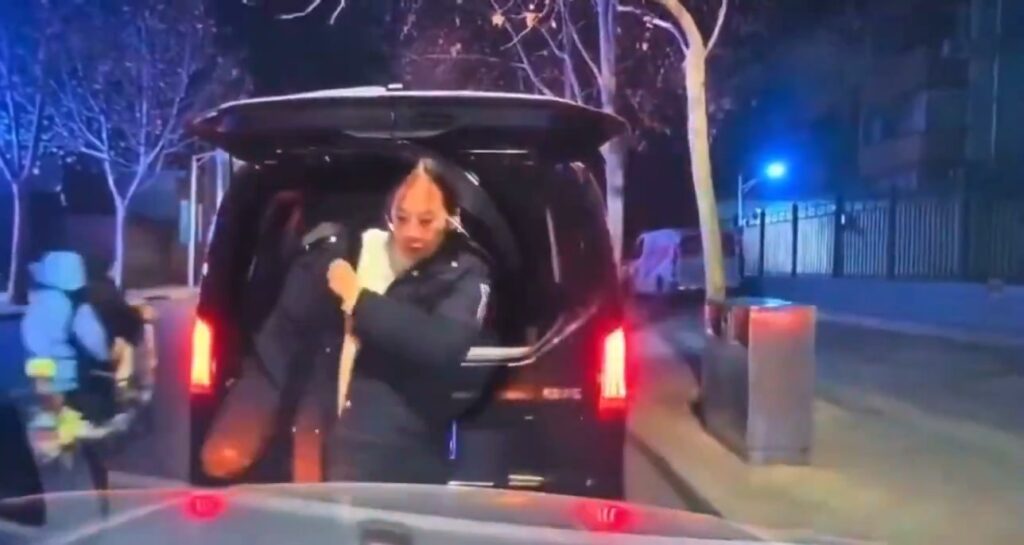 北京亮衣姐刷爆网络行车纠纷案女子秒换公安制服