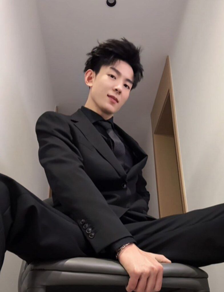 210万粉丝男网红F小奇人设崩溃线下睡粉吸引人妻被曝光