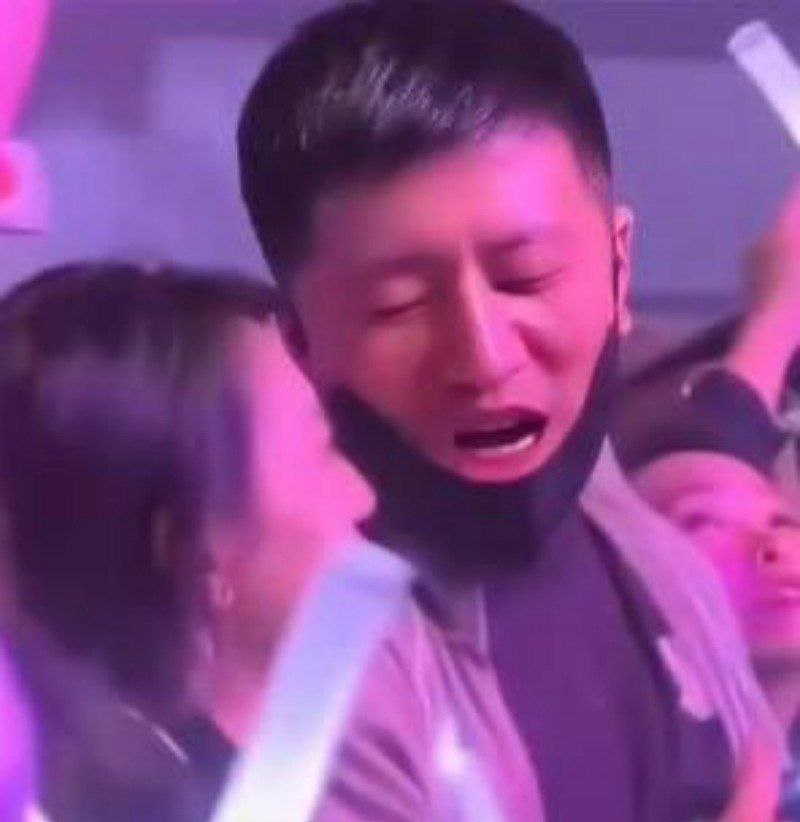 考研导师张雪峰再度翻车伍佰演唱会密会小三被当场抓包
