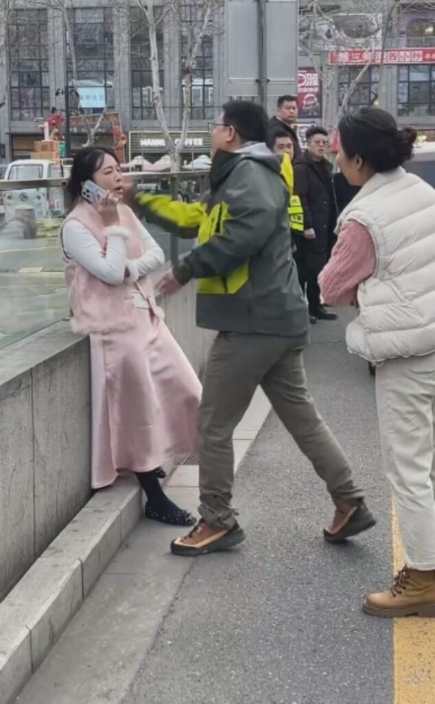 扬州万象汇加塞女司机被当场掌掴始末现场视频完整版