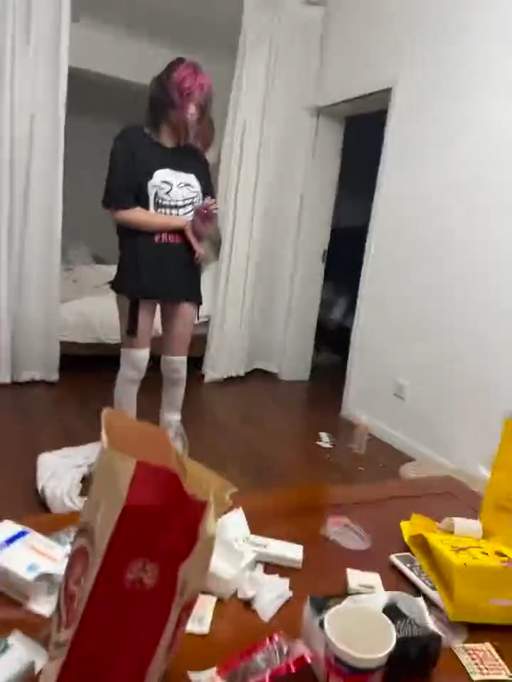 精神小妹被出轨上门抓歼又遭暴击小三还是个小偷