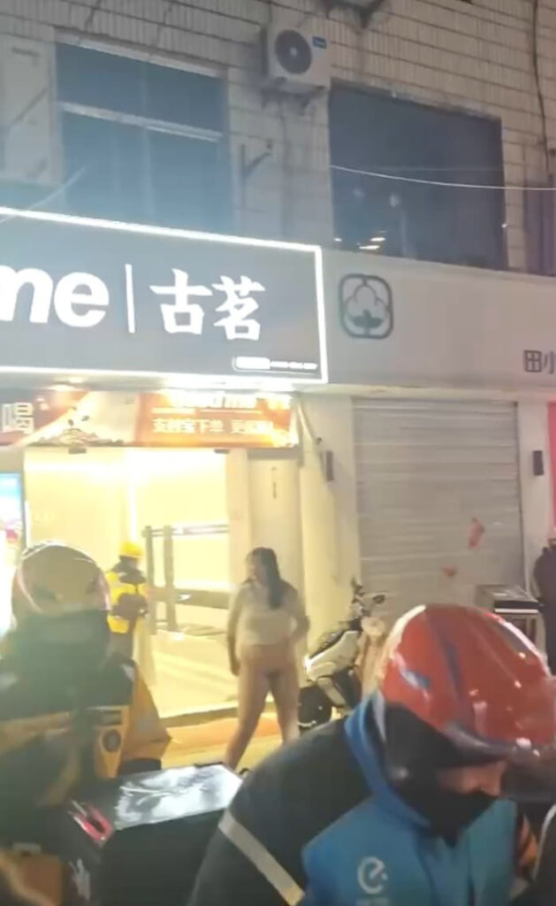 古茗扔茶再上热搜平邑莲花山古茗扔茶一女子分手崩溃果奔