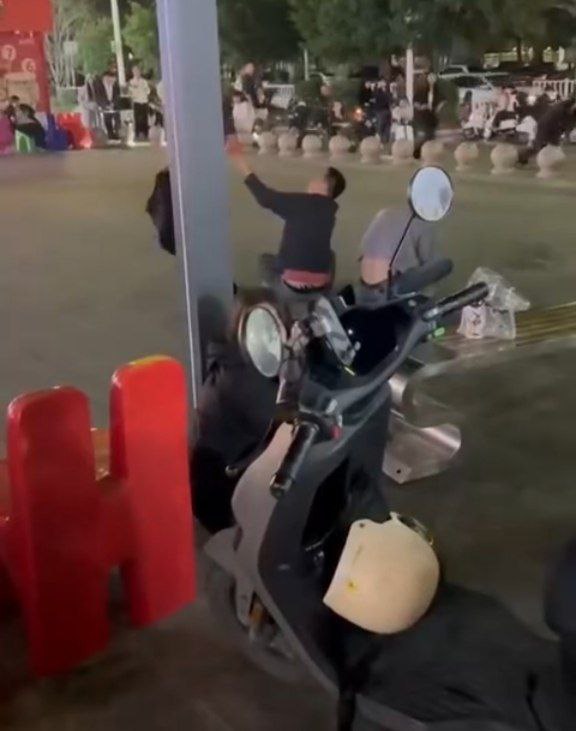 惠州街头年度抽象大戏妻子抓三发现老公竟是男同