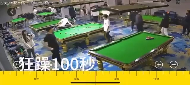 台球厅双子星精神小妹一言不合上演全武行对砍