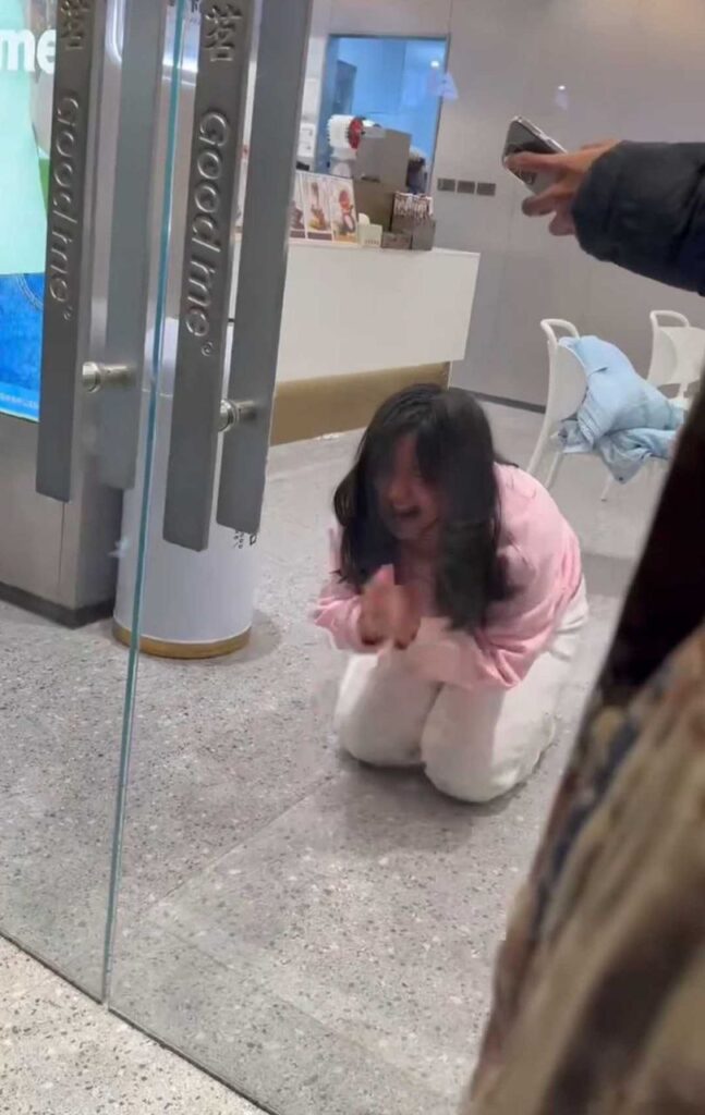 古茗扔茶再上热搜平邑莲花山古茗扔茶一女子分手崩溃果奔