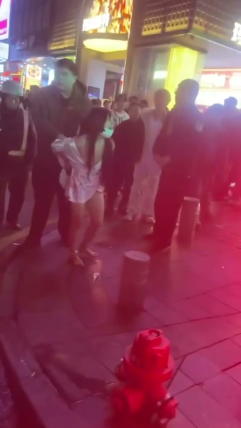 长沙解放西经典复刻着装清凉女子街头上演露出挑战