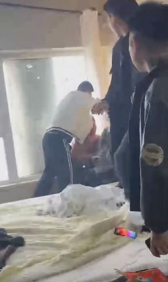 吉林长春万达公寓精神小伙一穿二伤人事件精神小妹又作妖
