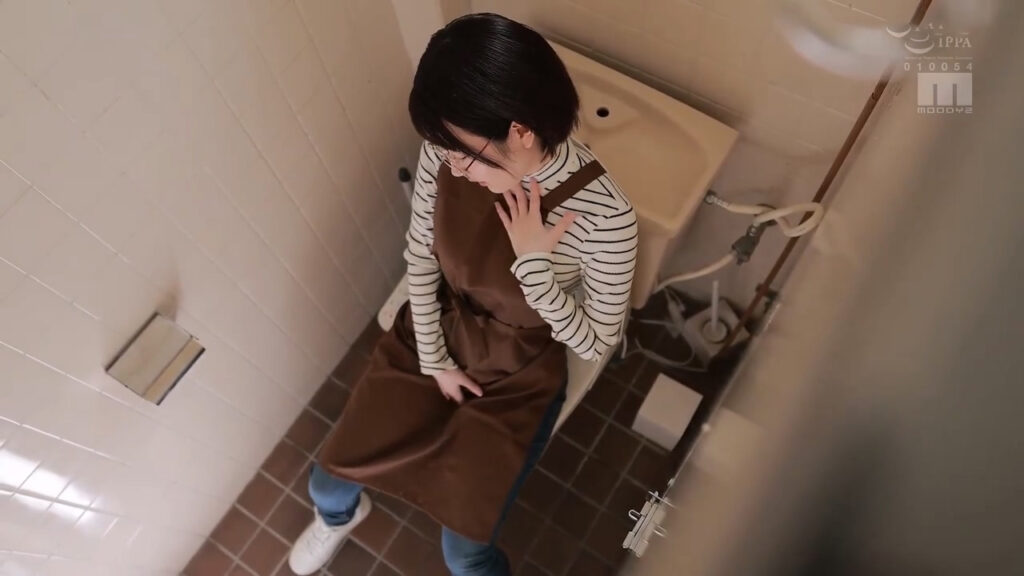 日本高人气女优水卜樱清纯的书店打工妹其实非常色气
