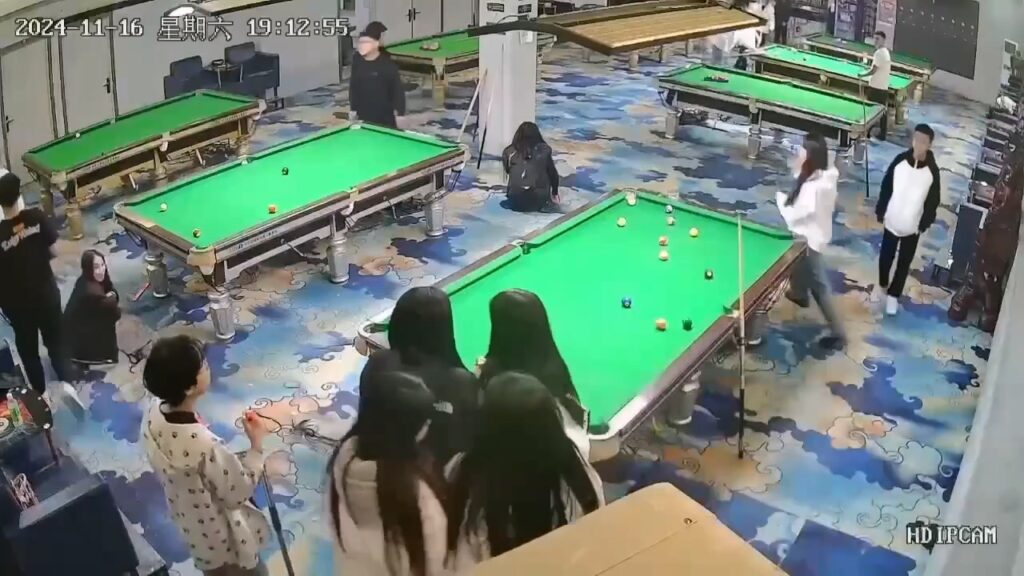 台球厅双子星精神小妹一言不合上演全武行对砍
