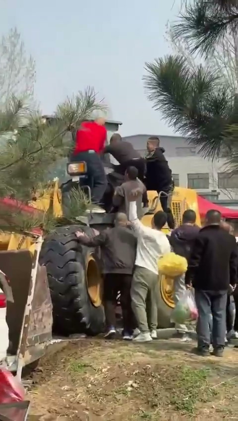 北京房山大集突发恶性事件失控铲车冲撞集市