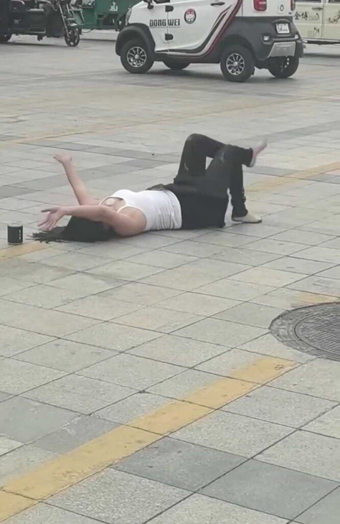 江苏泰兴大润发门前泰兴街头情绪崩溃失控撒泼打滚当众脱衣