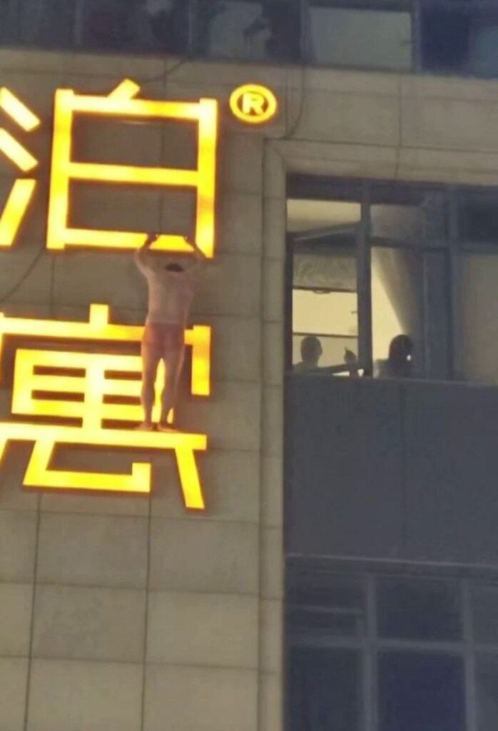 国服蜘蛛侠杭州丁桥泊寓抓歼果男情急之下爬墙遁走