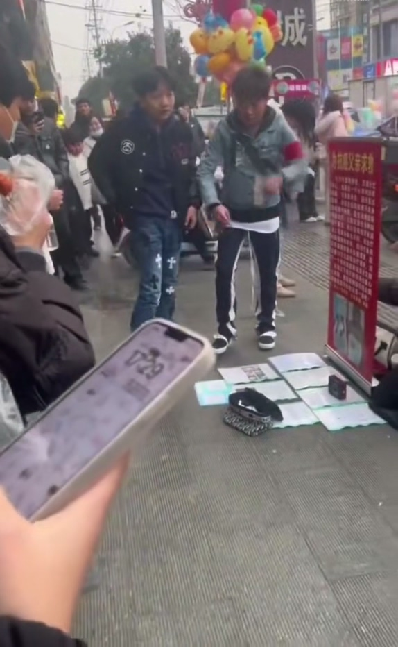 山东兰陵开元国际抗癌女孩跪地筹款却被精神小伙当众猥亵