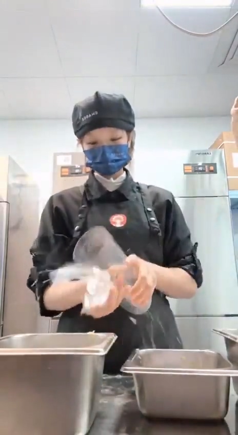 霸王茶姬印度版手打柠檬茶事件员工全菌制作扔茶