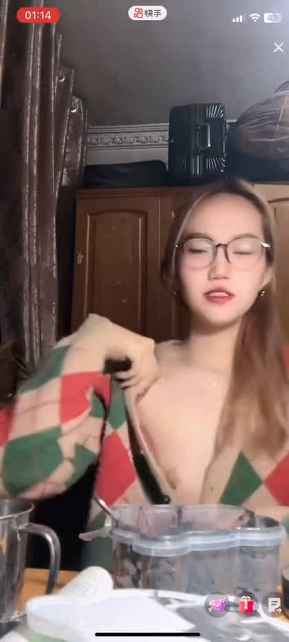 想要红总得付出点盘点抖音女主播的小心思闪现露点掌握流量密码