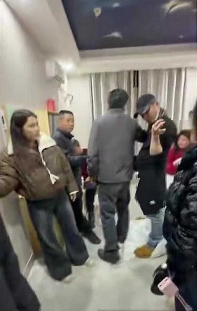 潮汕史诗级抓歼大瓜酒店撞破妻子外遇得知三孩非亲生