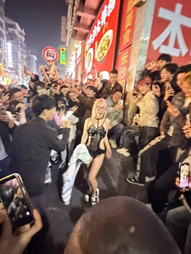 长沙解放西五一广场长沙火锅店金毛女当众吃鸡五分钟一镜到底完整版