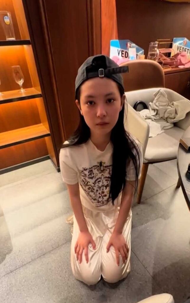 山东劳斯莱斯车主被绿门渣女王晓迪婚内出轨被抓下跪道歉