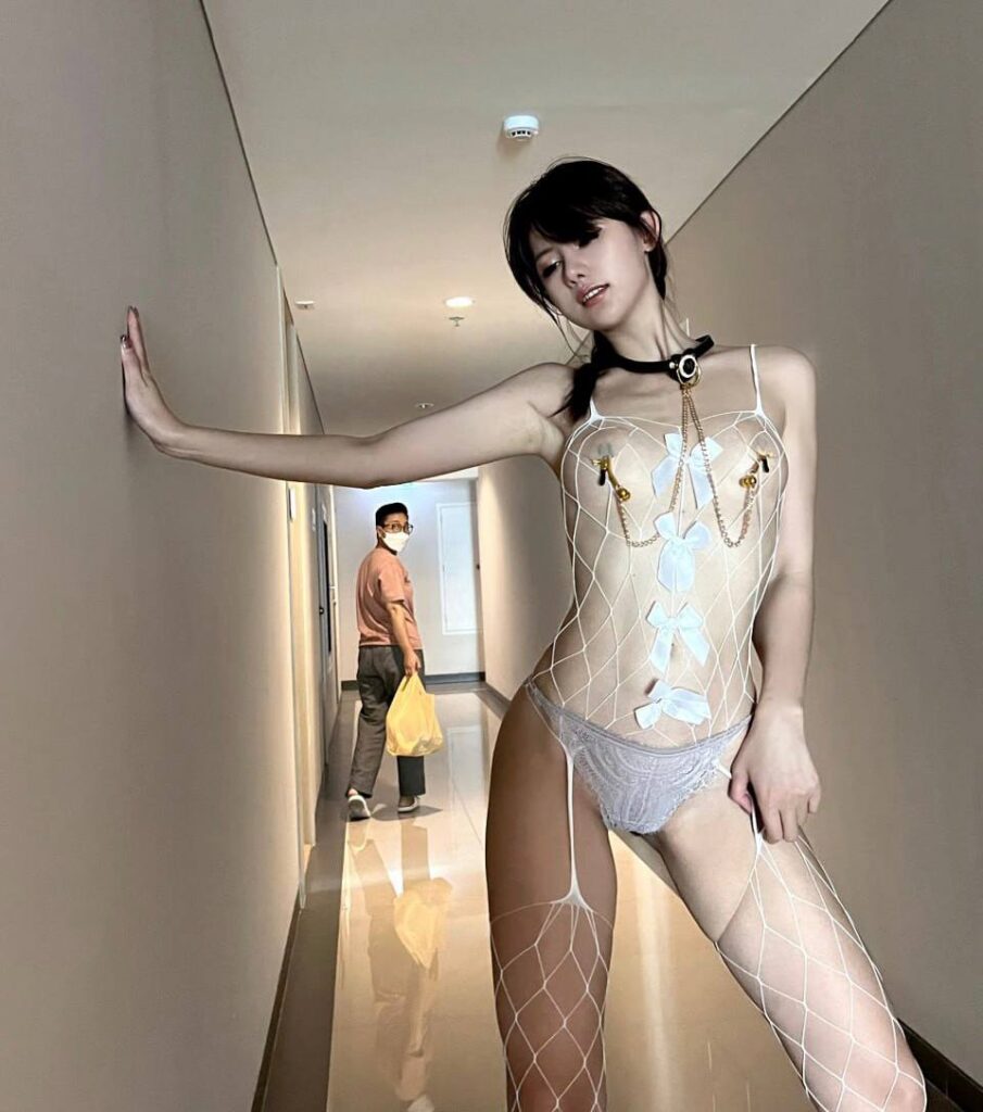 微博抖音顶级平匈魅魔就是阿朱啊酒店走廊大尺度露出挑战