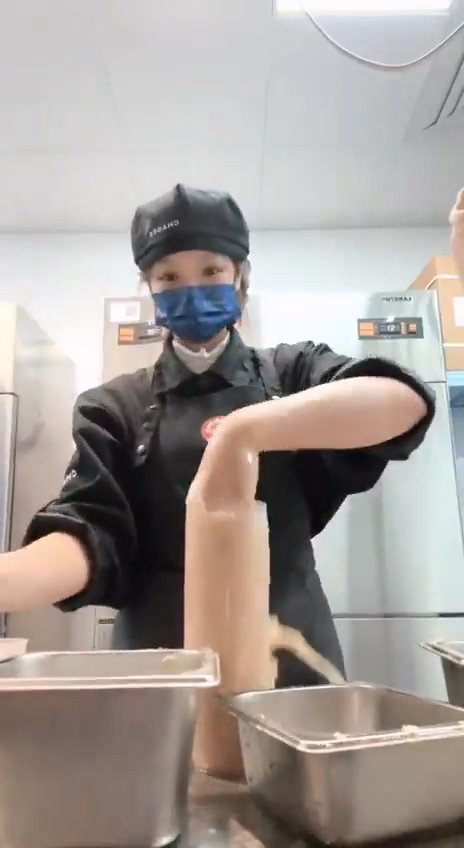 霸王茶姬印度版手打柠檬茶事件员工全菌制作扔茶