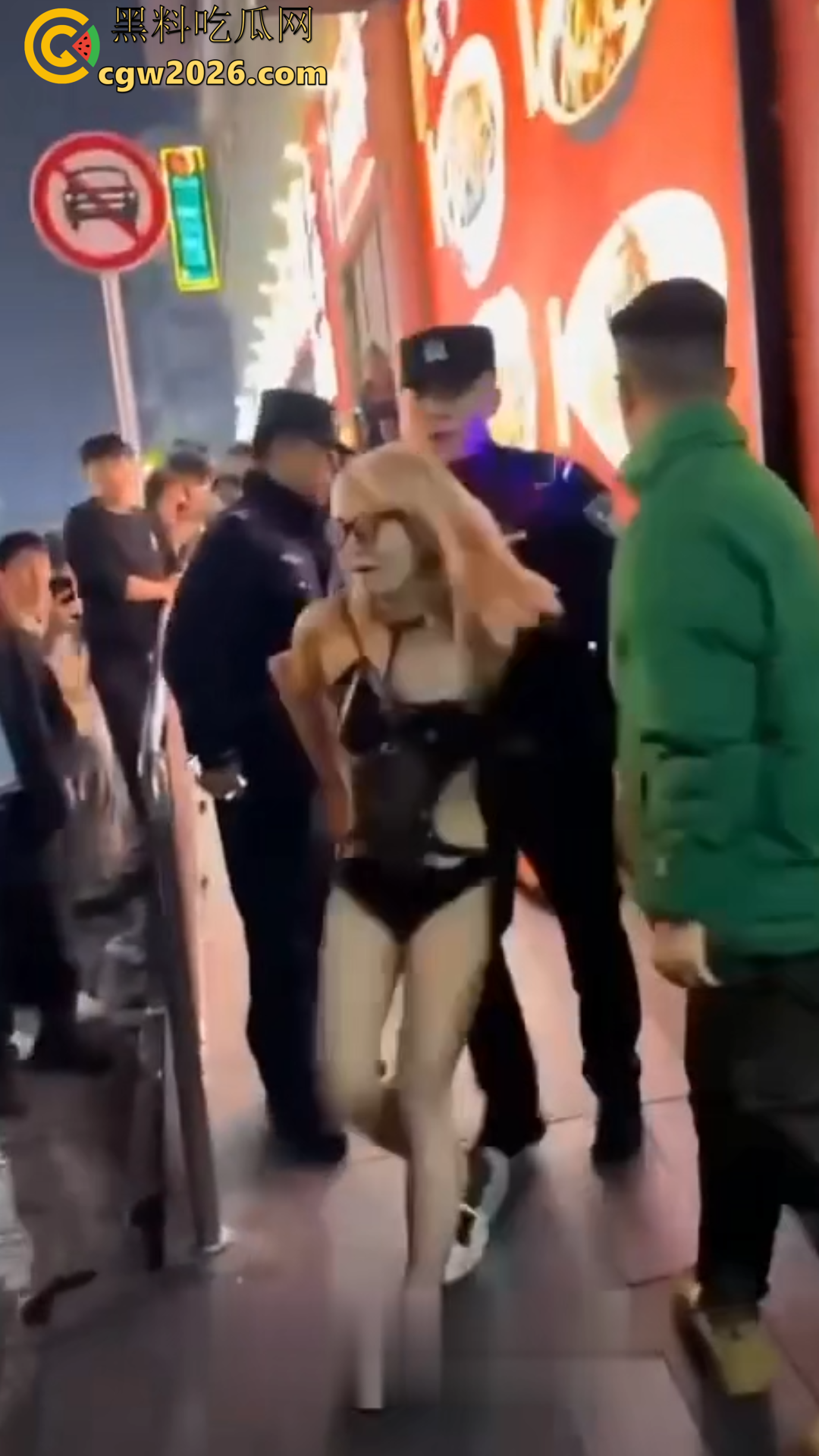 全网爆火长沙解放西街头当街吃鸡巴事件!是黄毛精神小妹还是男的TS伪娘?