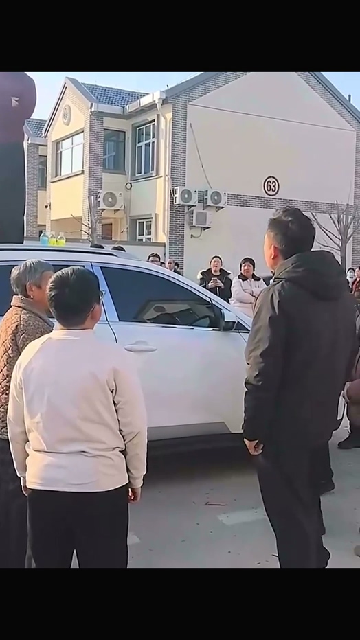 山东菏泽单线张集开年抓三原配车顶怒怼渣男完整版