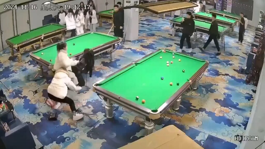 台球厅双子星精神小妹一言不合上演全武行对砍
