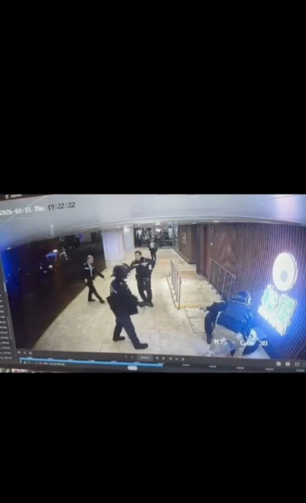 香港屯门突发暴力事件一男子手持刀具挟持人质