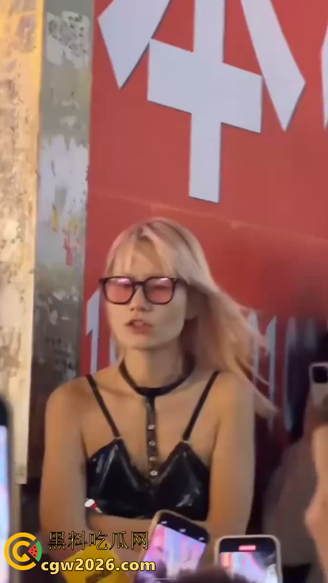 全网爆火长沙解放西街头当街吃鸡巴事件!是黄毛精神小妹还是男的TS伪娘?