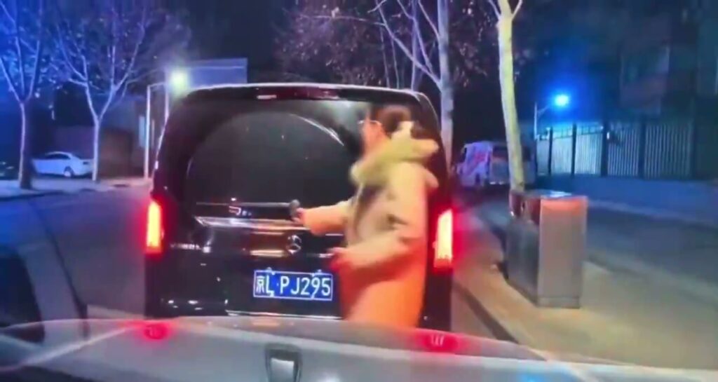 北京亮衣姐刷爆网络行车纠纷案女子秒换公安制服