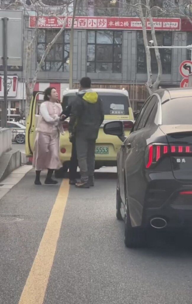 扬州万象汇加塞女司机被当场掌掴始末现场视频完整版