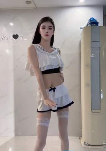 10万粉丝快手擦边女是妮的琳达退役空姐下海私拍福利流出