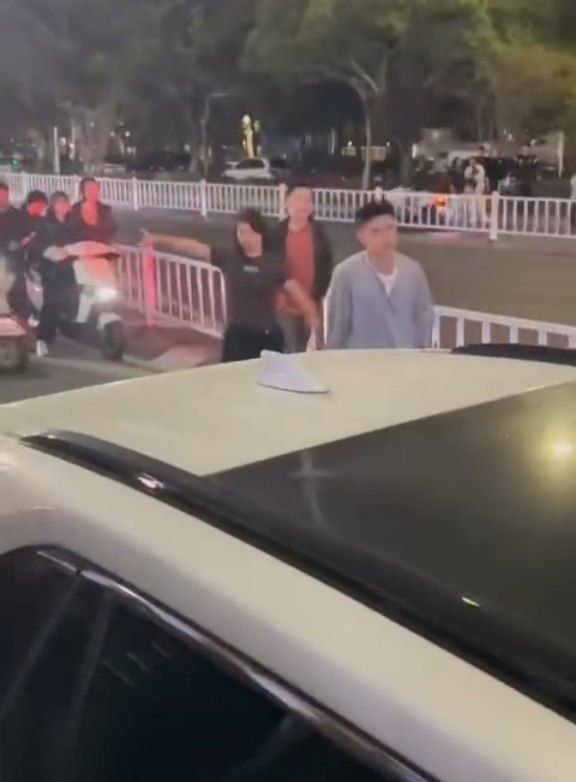 惠州街头年度抽象大戏妻子抓三发现老公竟是男同
