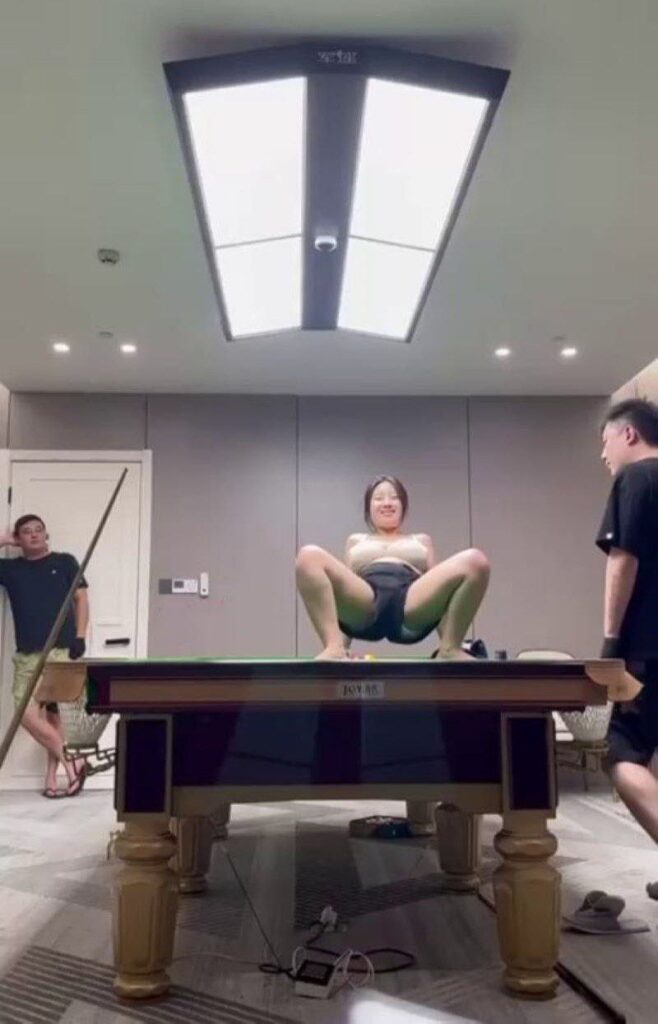 台球好啊台球得学江苏东台名爵台球厅巨茹助教带球撞人