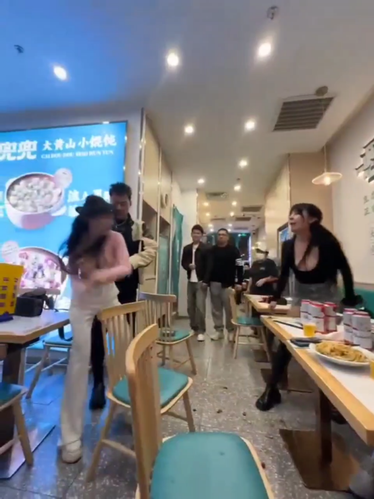 打架打出圈上海长寿路餐厅上演全武行极品大杯御姐现场对波