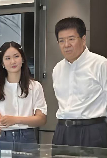 北美留学生caroline王冰萱怒怼留学圈三通一达却被挖出轨白男黑历史