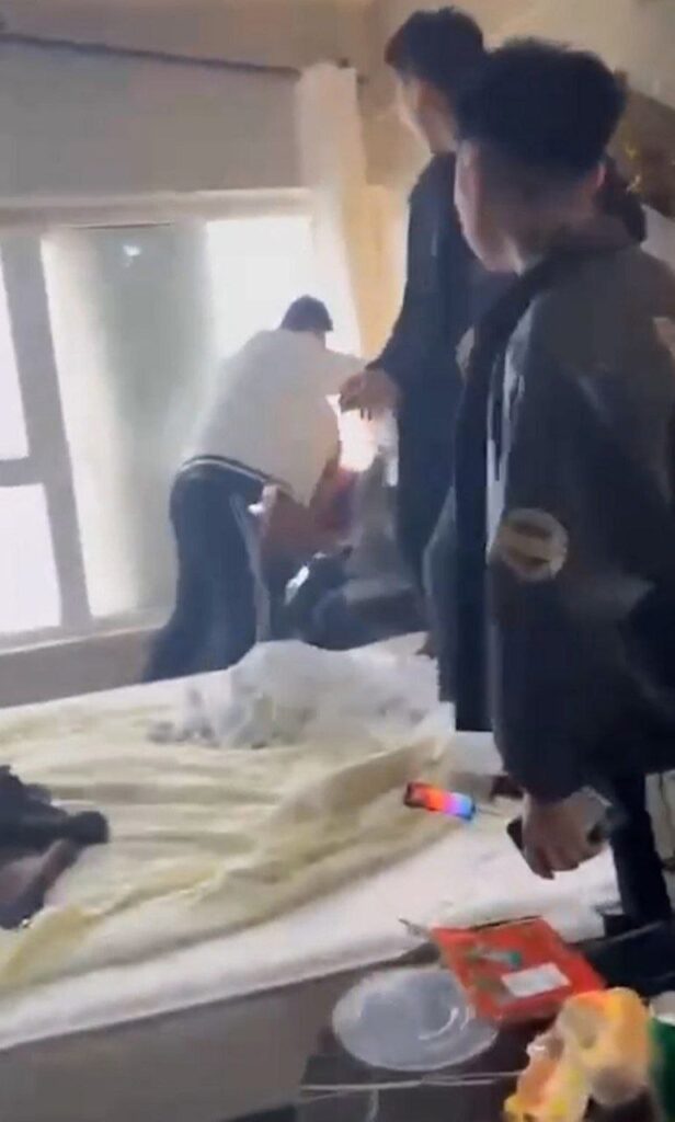 吉林长春万达公寓精神小伙一穿二伤人事件精神小妹又作妖