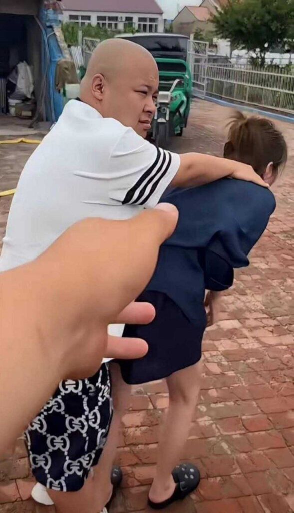 快手千万粉丝网红老狗塌房始末妻子白羽自曝家丑婚内出轨女徒弟