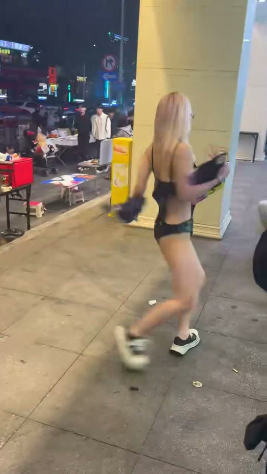长沙解放西五一广场长沙火锅店金毛女当众吃鸡五分钟一镜到底完整版