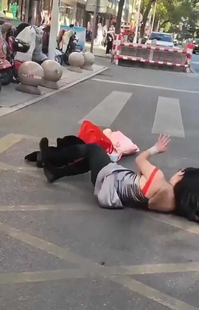 江苏泰兴大润发门前泰兴街头情绪崩溃失控撒泼打滚当众脱衣