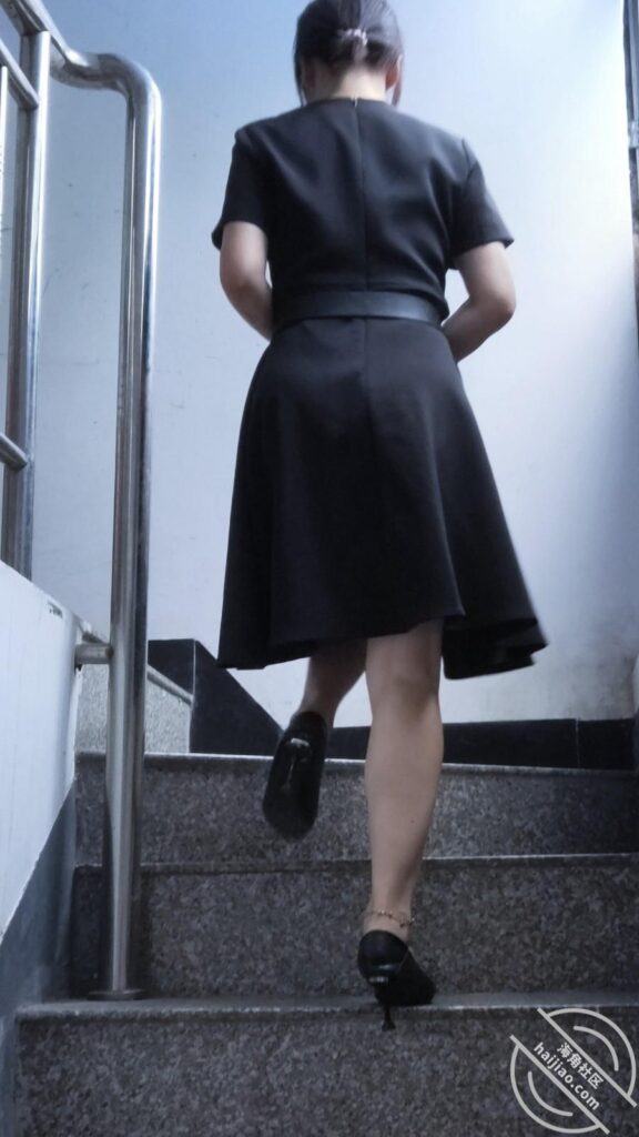[长篇连载:想上美艳小姨]和小姨接触起来有时真的会硬的翘起来-来自海角社区的真实故事经历