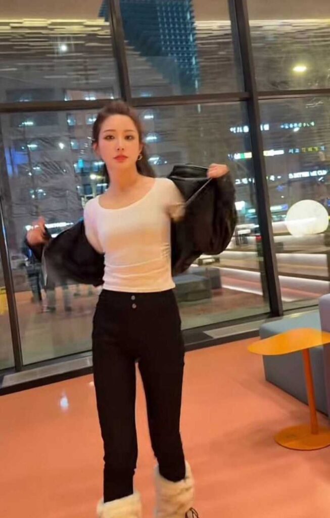 1300万粉丝网红红豆直播上线手撕男友出轨女助理小媛