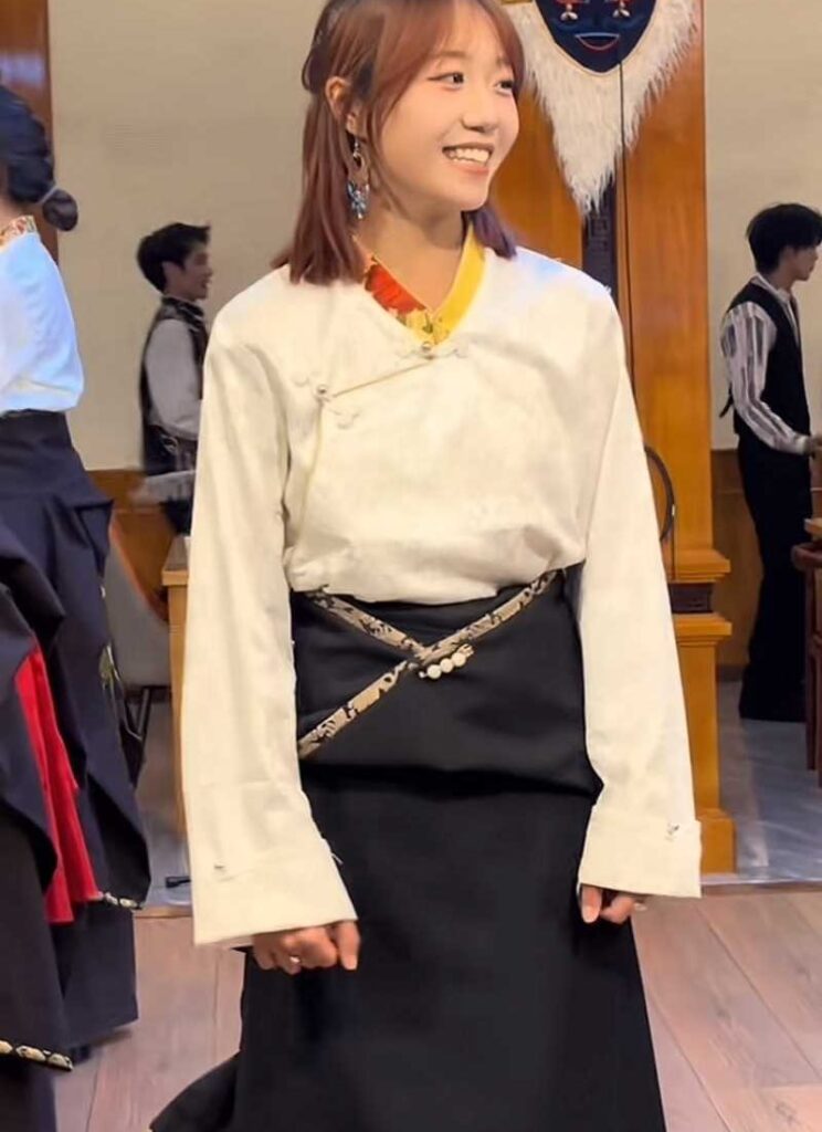 抖音藏族如意女团网红妮妮达哇措互撕霸凌事件