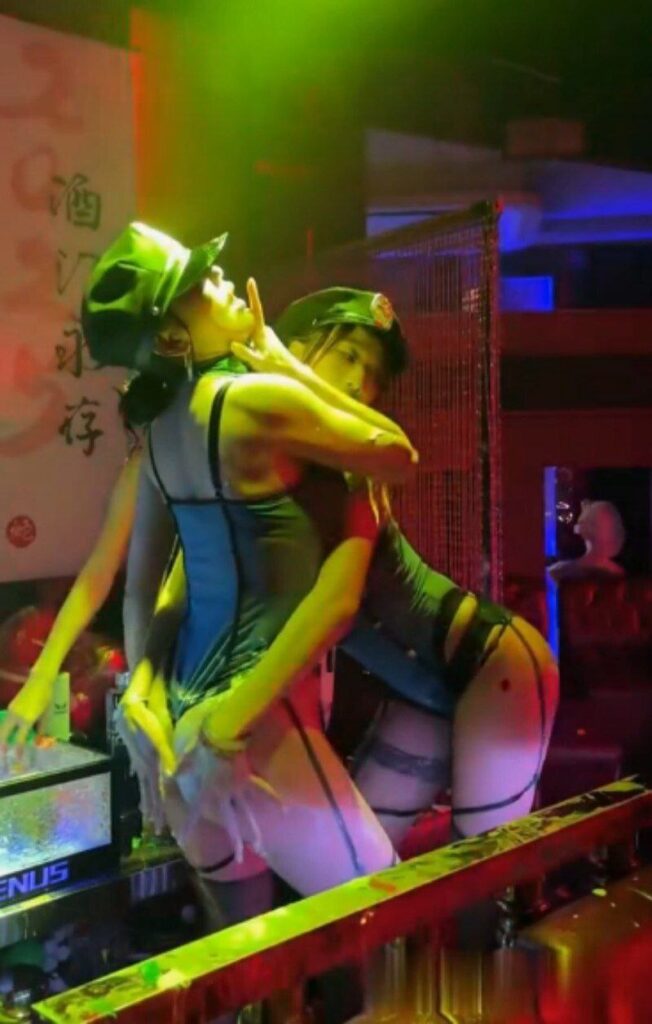 又是羡慕富哥的一天杭州顶级夜店视频流出曝光情趣女神湿身诱惑