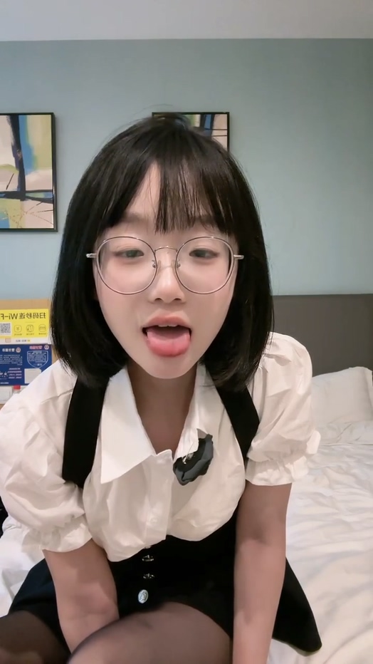 62万粉丝抖音擦边女网红王胜利极品反差眼镜娘私拍福利视频